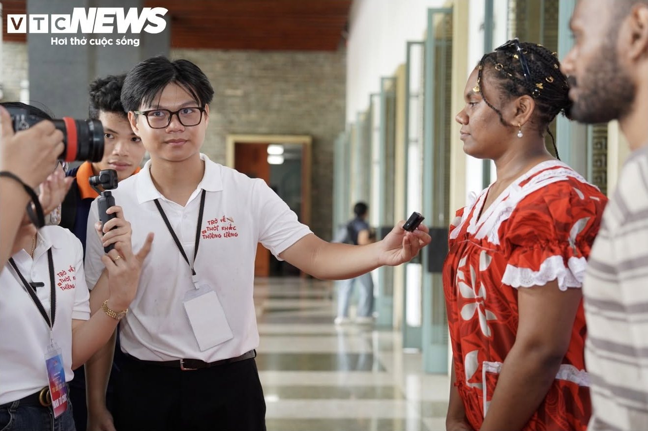 Hỗ trợ phỏng vấn khách tham quan tại chương trình ở Dinh Độc Lập