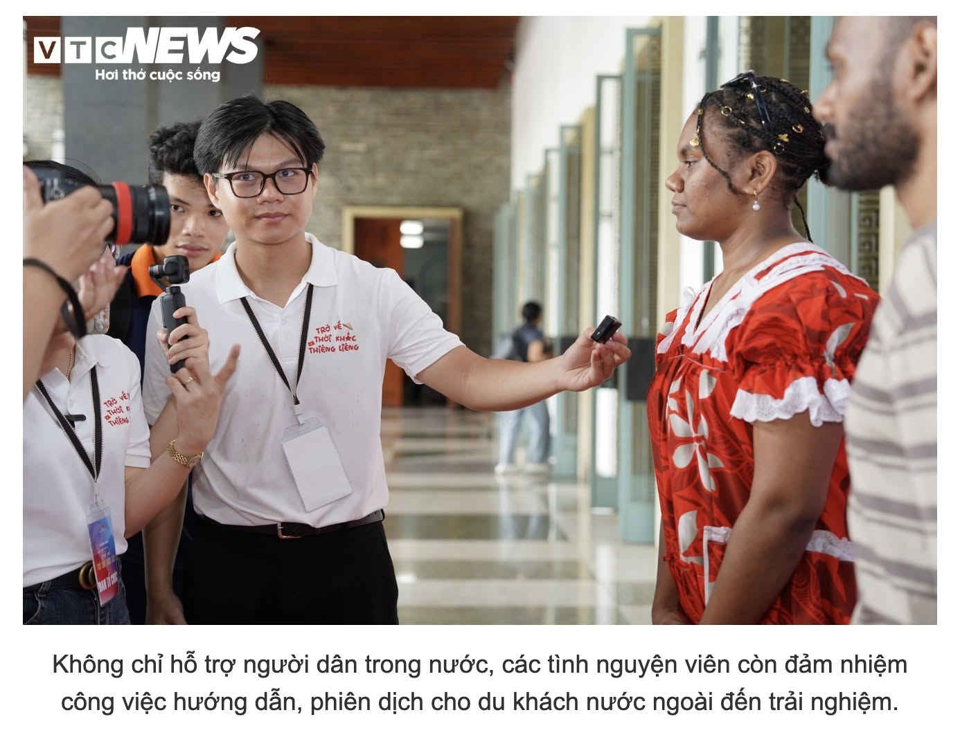 Hỗ trợ phỏng vấn khách tham quan tại chương trình ở Dinh Độc Lập